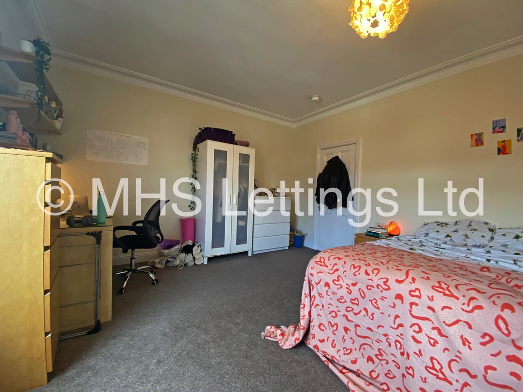Photo of 4 Bedroom Mid Terraced House in 31 Beechwood Terrace, Leeds, LS4 2NG