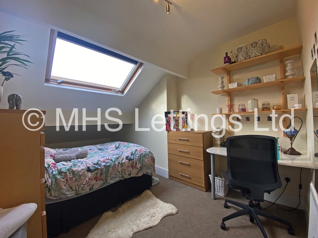 Photo of 4 Bedroom Mid Terraced House in 31 Beechwood Terrace, Leeds, LS4 2NG