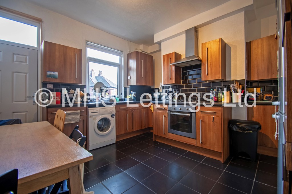 Photo of 4 Bedroom Mid Terraced House in 9 Beechwood View, Leeds, LS4 2LP