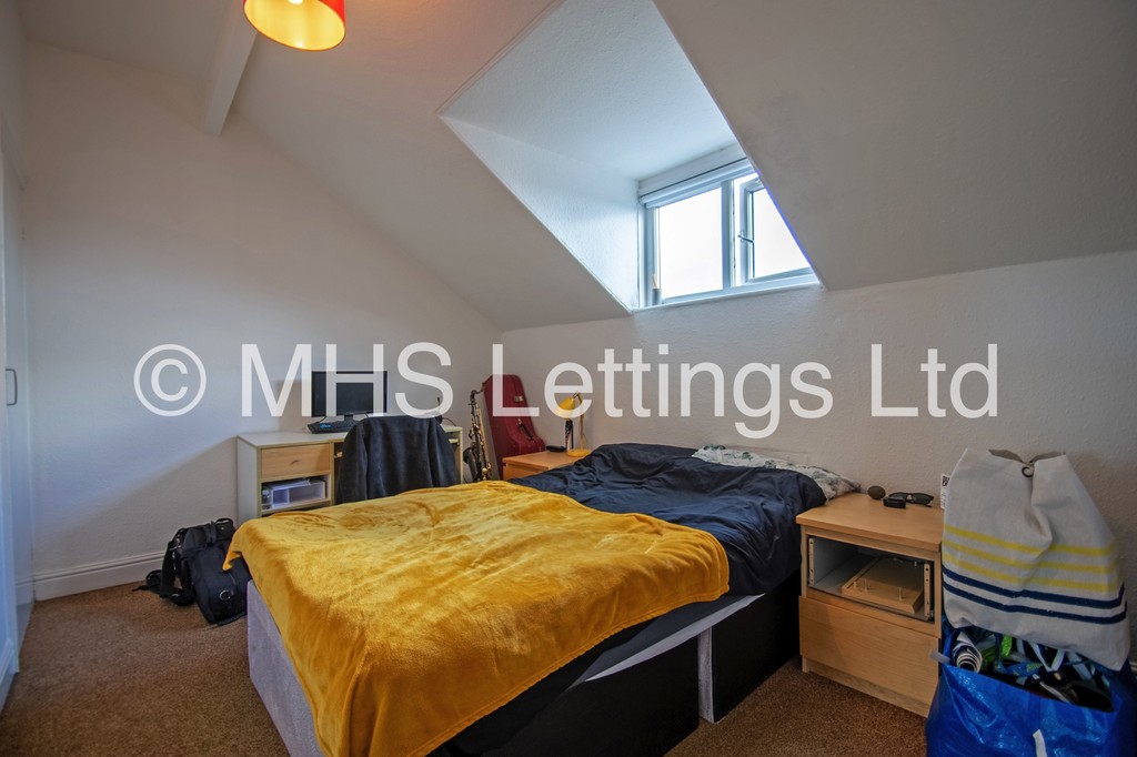 Photo of 4 Bedroom Mid Terraced House in 9 Beechwood View, Leeds, LS4 2LP