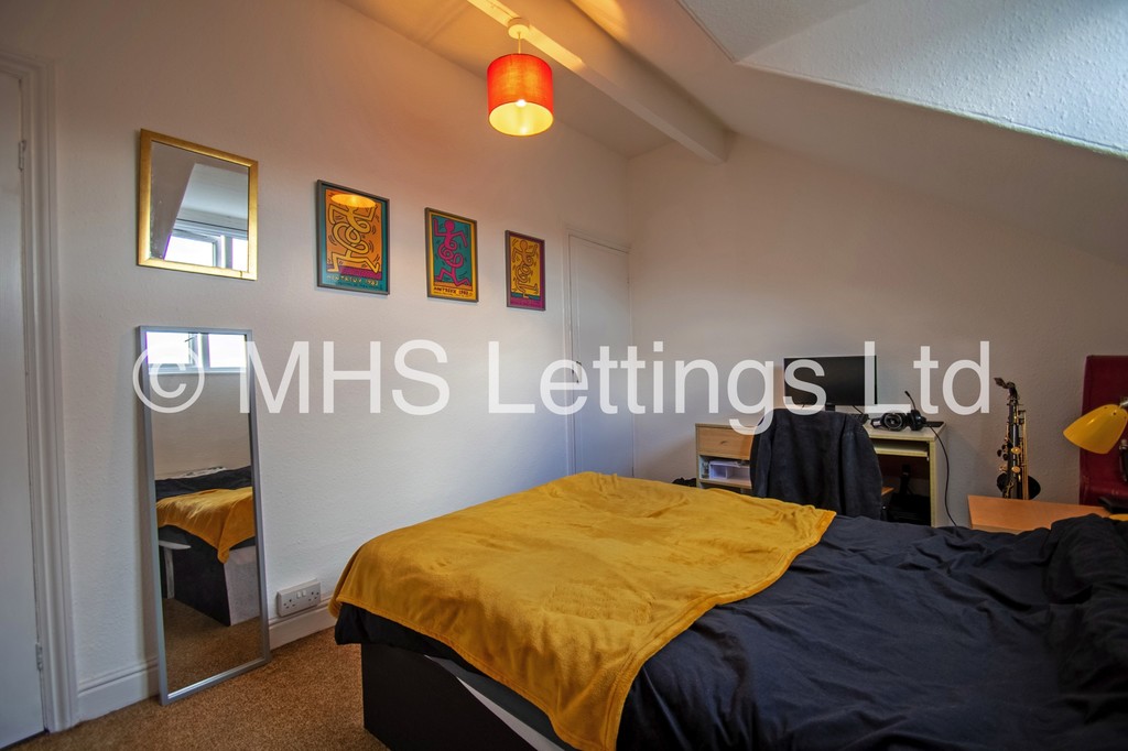Photo of 4 Bedroom Mid Terraced House in 9 Beechwood View, Leeds, LS4 2LP