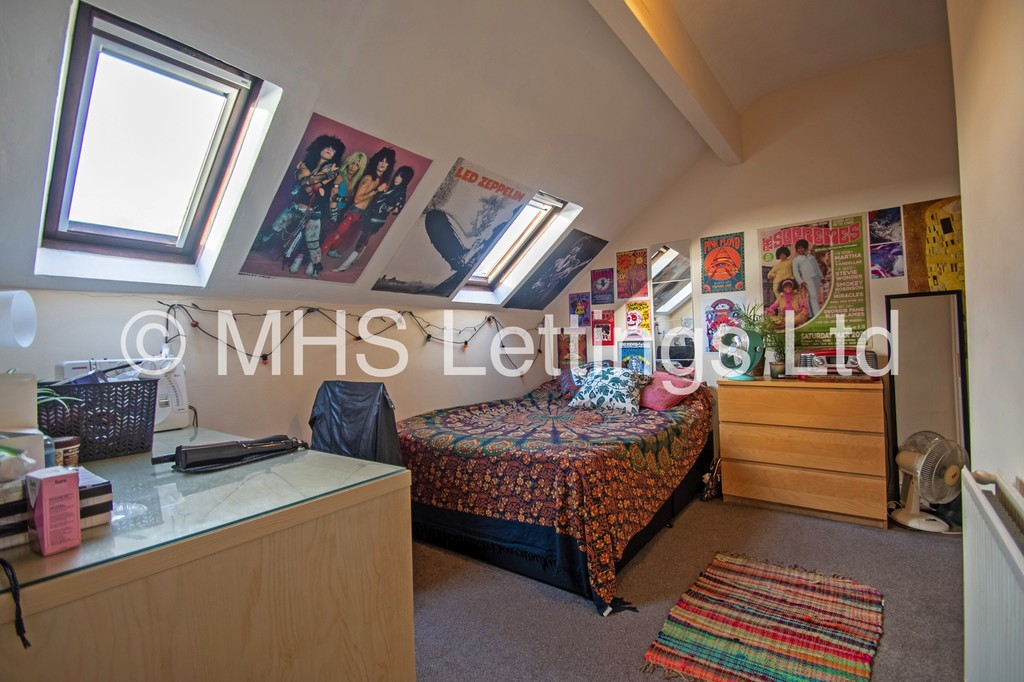 Photo of 4 Bedroom Mid Terraced House in 32 Manor Drive, Leeds, LS6 1DE