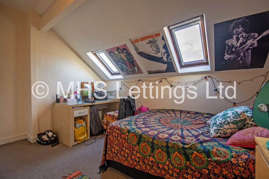Photo of 4 Bedroom Mid Terraced House in 32 Manor Drive, Leeds, LS6 1DE