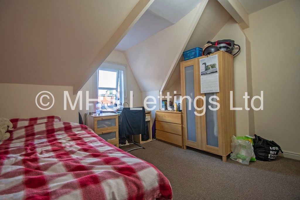 Photo of 4 Bedroom Mid Terraced House in 32 Manor Drive, Leeds, LS6 1DE