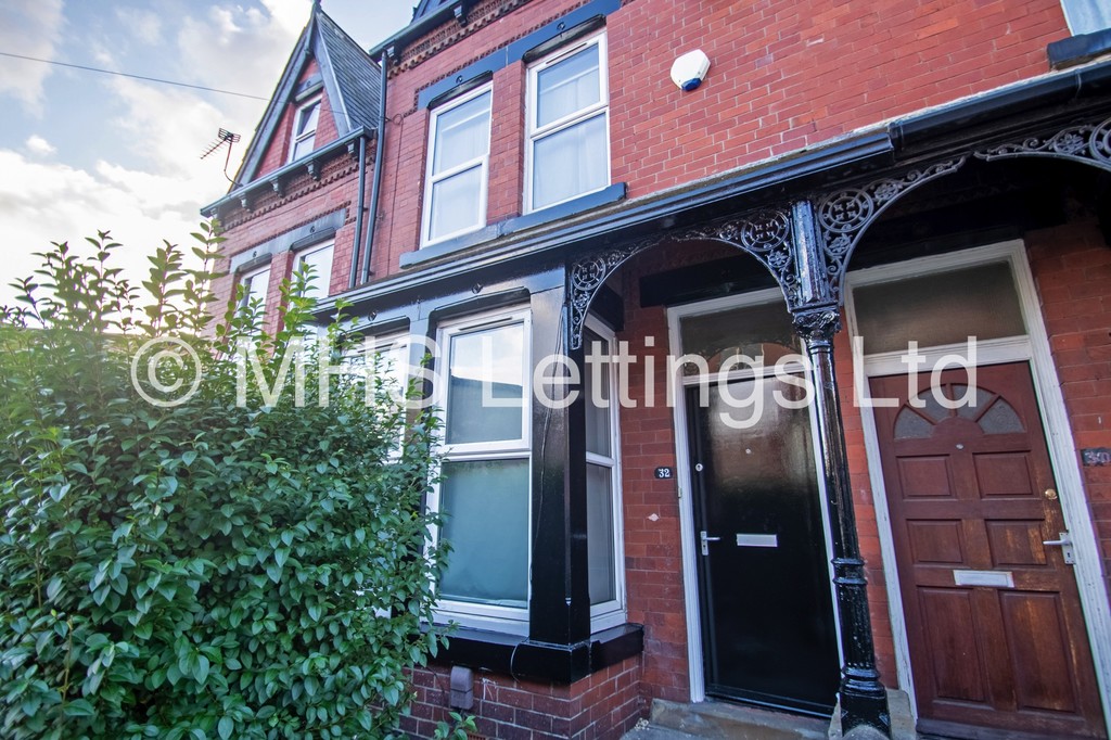 Photo of 4 Bedroom Mid Terraced House in 32 Manor Drive, Leeds, LS6 1DE