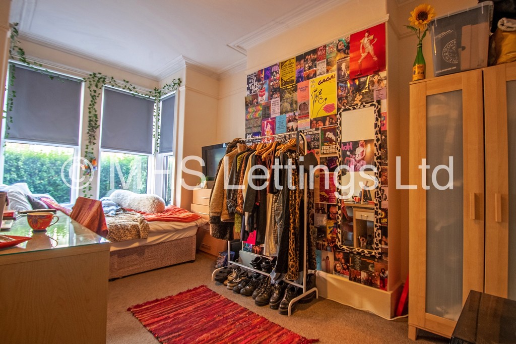 Photo of 4 Bedroom Mid Terraced House in 32 Manor Drive, Leeds, LS6 1DE