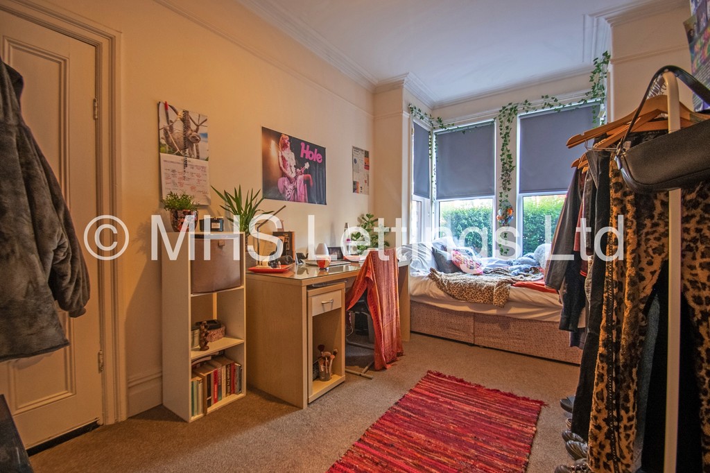 Photo of 4 Bedroom Mid Terraced House in 32 Manor Drive, Leeds, LS6 1DE