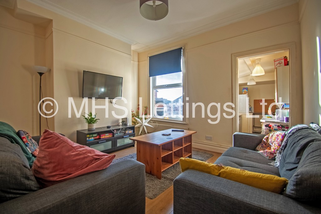 Photo of 4 Bedroom Mid Terraced House in 32 Manor Drive, Leeds, LS6 1DE