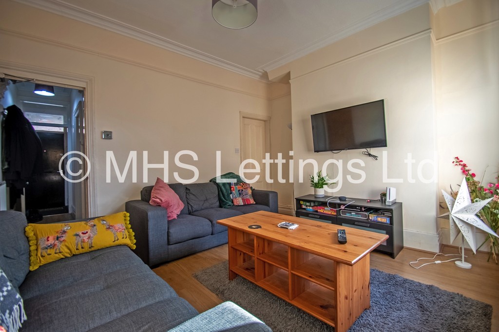 Photo of 4 Bedroom Mid Terraced House in 32 Manor Drive, Leeds, LS6 1DE
