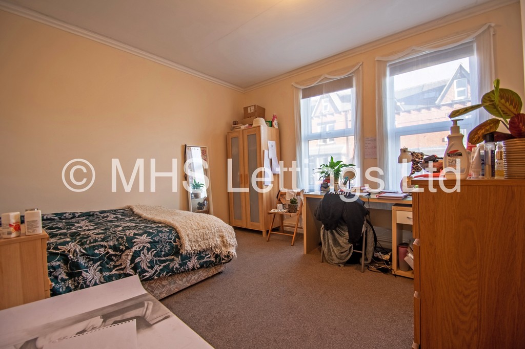 Photo of 4 Bedroom Mid Terraced House in 32 Manor Drive, Leeds, LS6 1DE