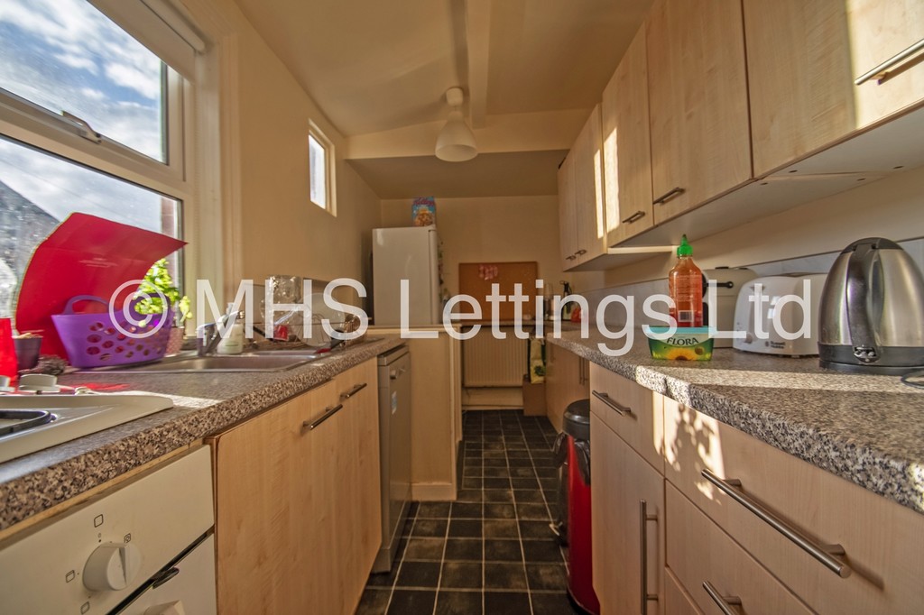 Photo of 4 Bedroom Mid Terraced House in 32 Manor Drive, Leeds, LS6 1DE