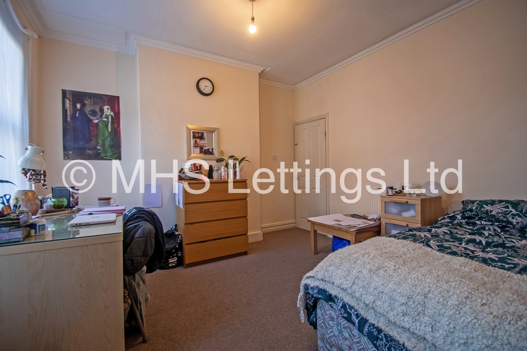 Photo of 4 Bedroom Mid Terraced House in 32 Manor Drive, Leeds, LS6 1DE