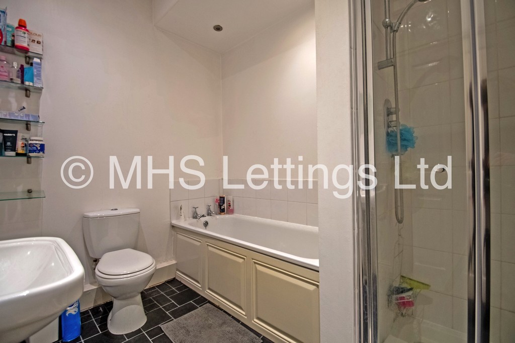 Photo of 4 Bedroom Mid Terraced House in 32 Manor Drive, Leeds, LS6 1DE
