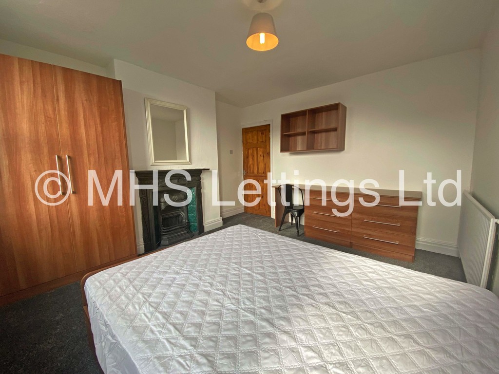 Photo of 4 Bedroom End Terraced House in 24 Newport View, Leeds, LS6 3BX