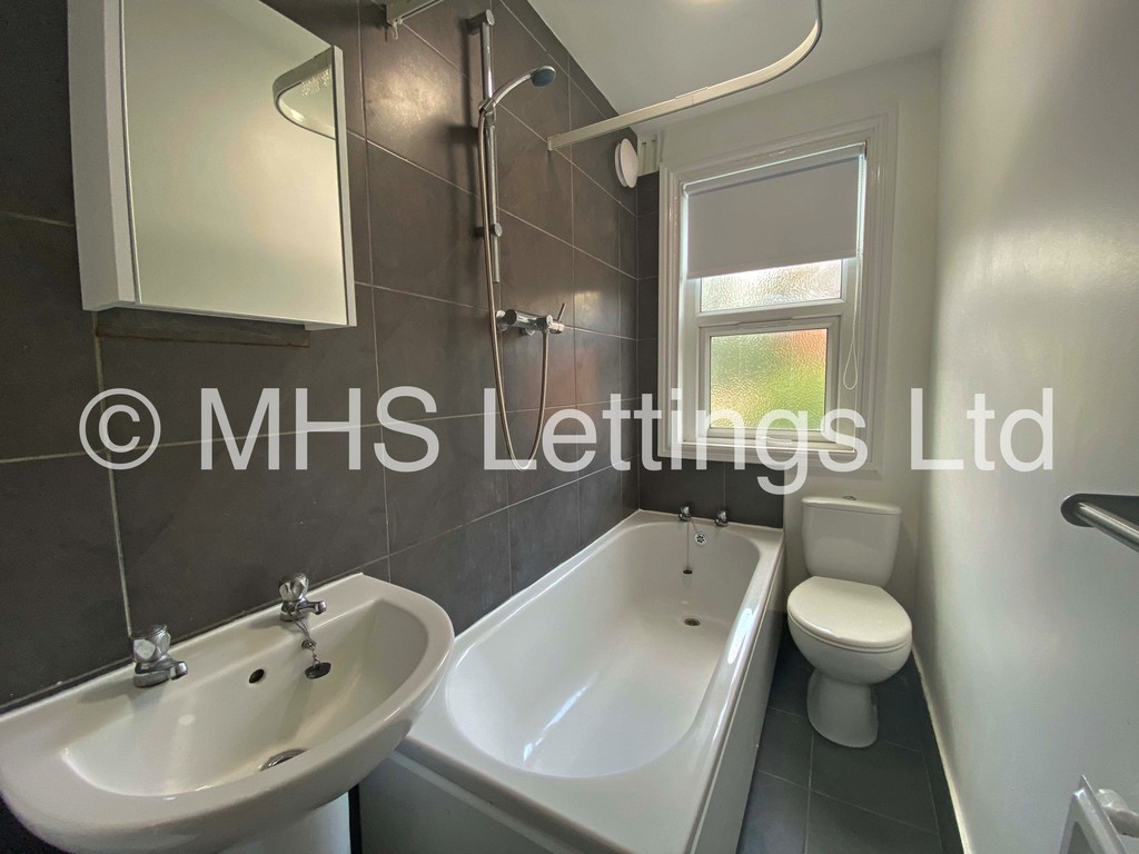 Photo of 4 Bedroom End Terraced House in 24 Newport View, Leeds, LS6 3BX