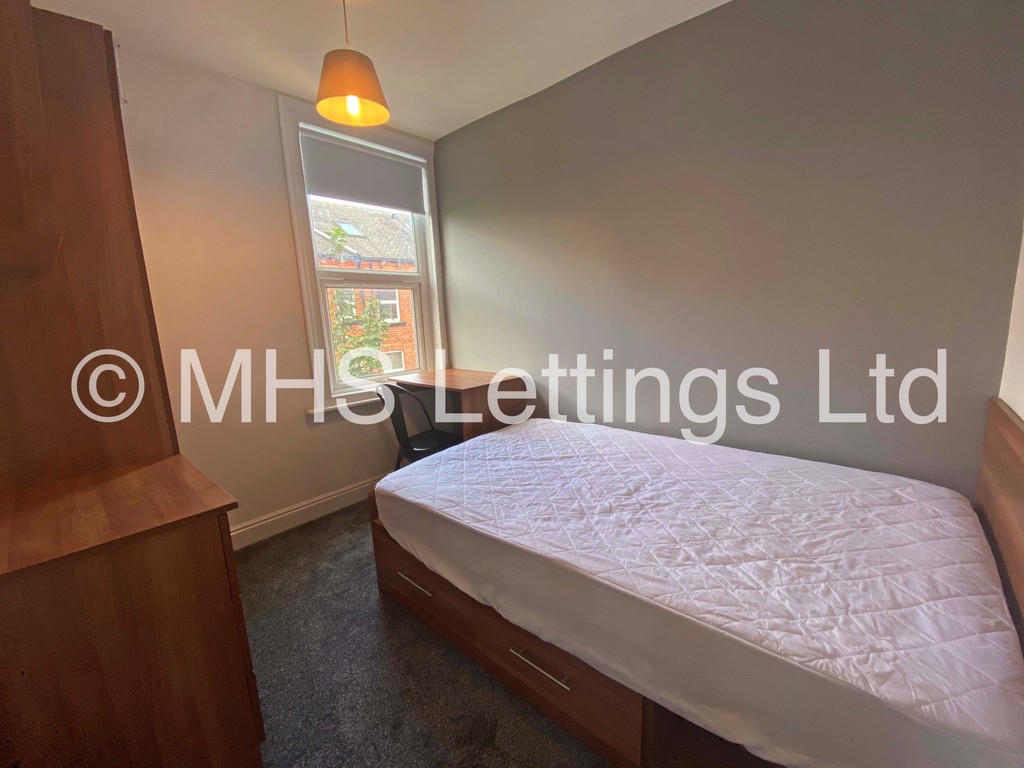 Photo of 4 Bedroom End Terraced House in 24 Newport View, Leeds, LS6 3BX