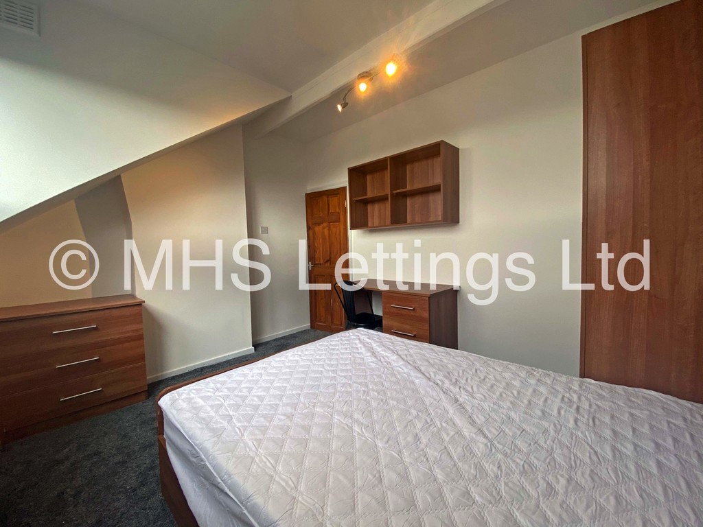 Photo of 4 Bedroom End Terraced House in 24 Newport View, Leeds, LS6 3BX