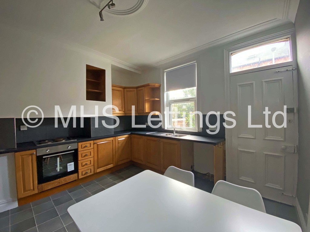 Photo of 4 Bedroom End Terraced House in 24 Newport View, Leeds, LS6 3BX