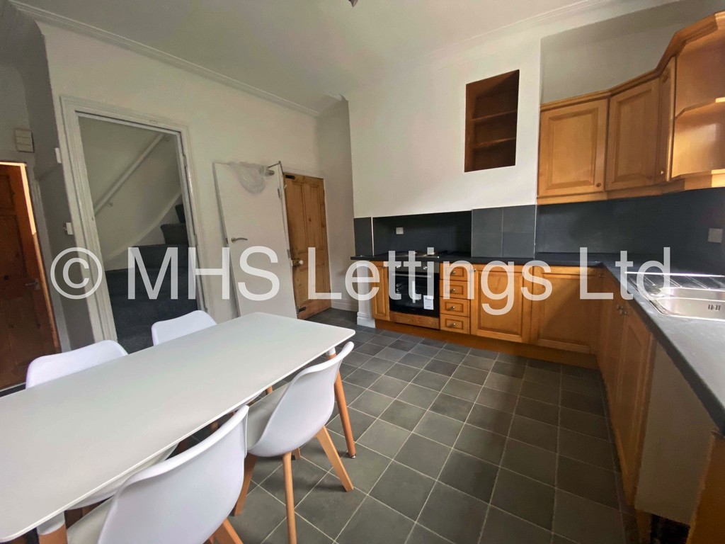 Photo of 4 Bedroom End Terraced House in 24 Newport View, Leeds, LS6 3BX