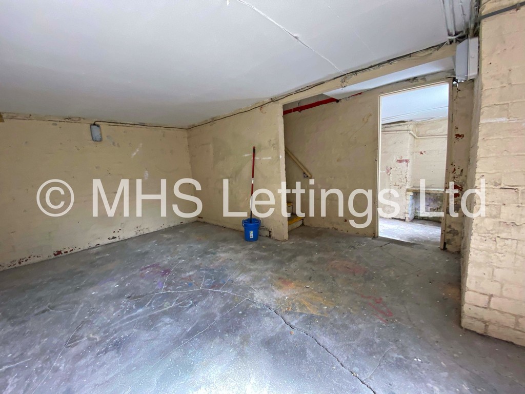 Photo of 4 Bedroom End Terraced House in 2 Talbot Mount, Leeds, LS4 2PF