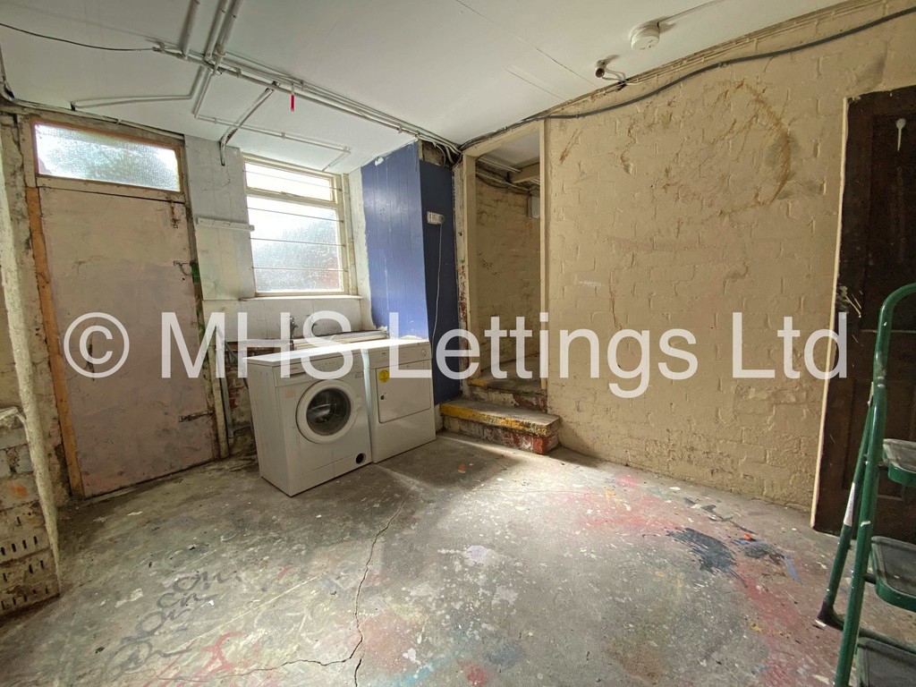 Photo of 4 Bedroom End Terraced House in 2 Talbot Mount, Leeds, LS4 2PF