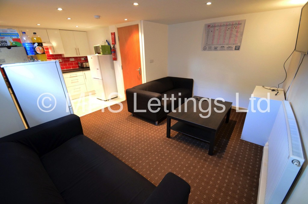 Photo of 4 Bedroom Mid Terraced House in 6 Pearson Avenue, Leeds, LS6 1JA
