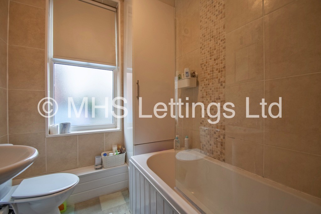 Photo of 4 Bedroom Mid Terraced House in 6 Pearson Avenue, Leeds, LS6 1JA