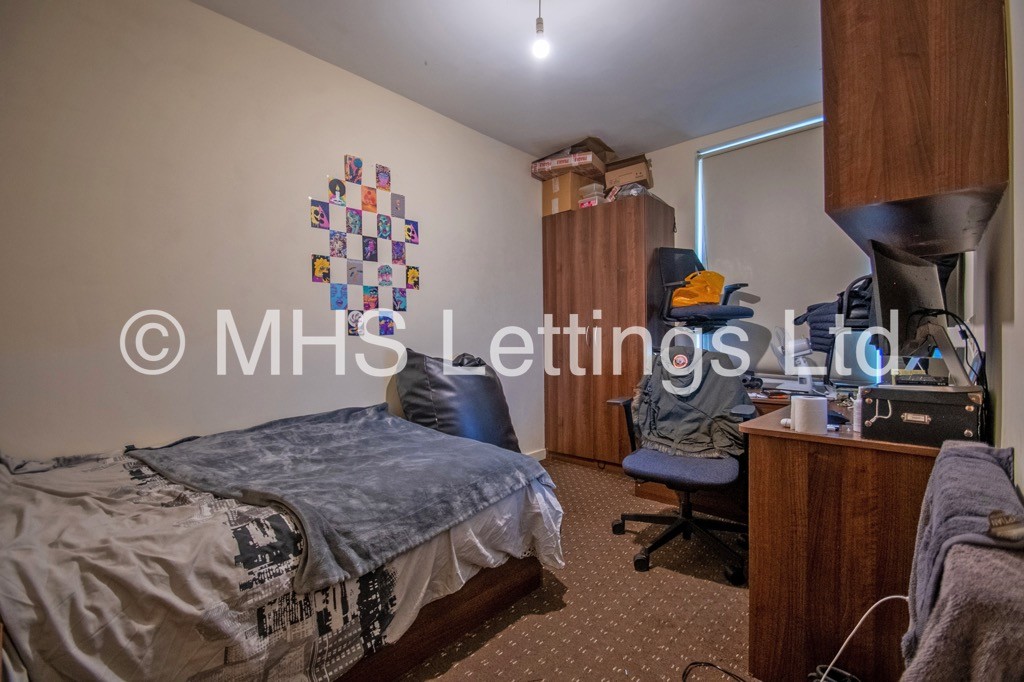Photo of 4 Bedroom Mid Terraced House in 6 Pearson Avenue, Leeds, LS6 1JA