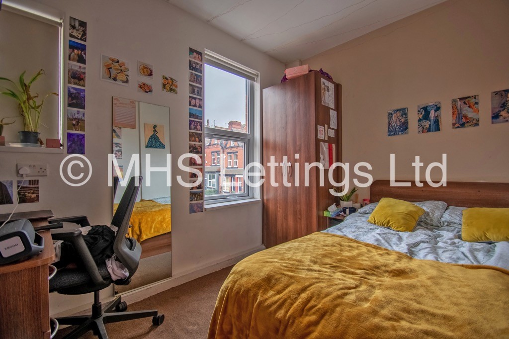 Photo of 4 Bedroom Mid Terraced House in 6 Pearson Avenue, Leeds, LS6 1JA