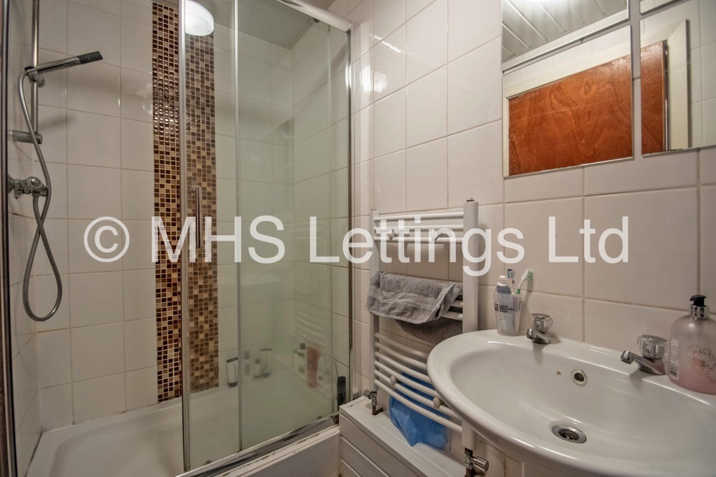 Photo of 4 Bedroom Mid Terraced House in 6 Pearson Avenue, Leeds, LS6 1JA
