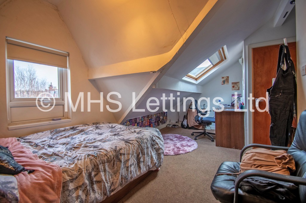 Photo of 4 Bedroom Mid Terraced House in 6 Pearson Avenue, Leeds, LS6 1JA