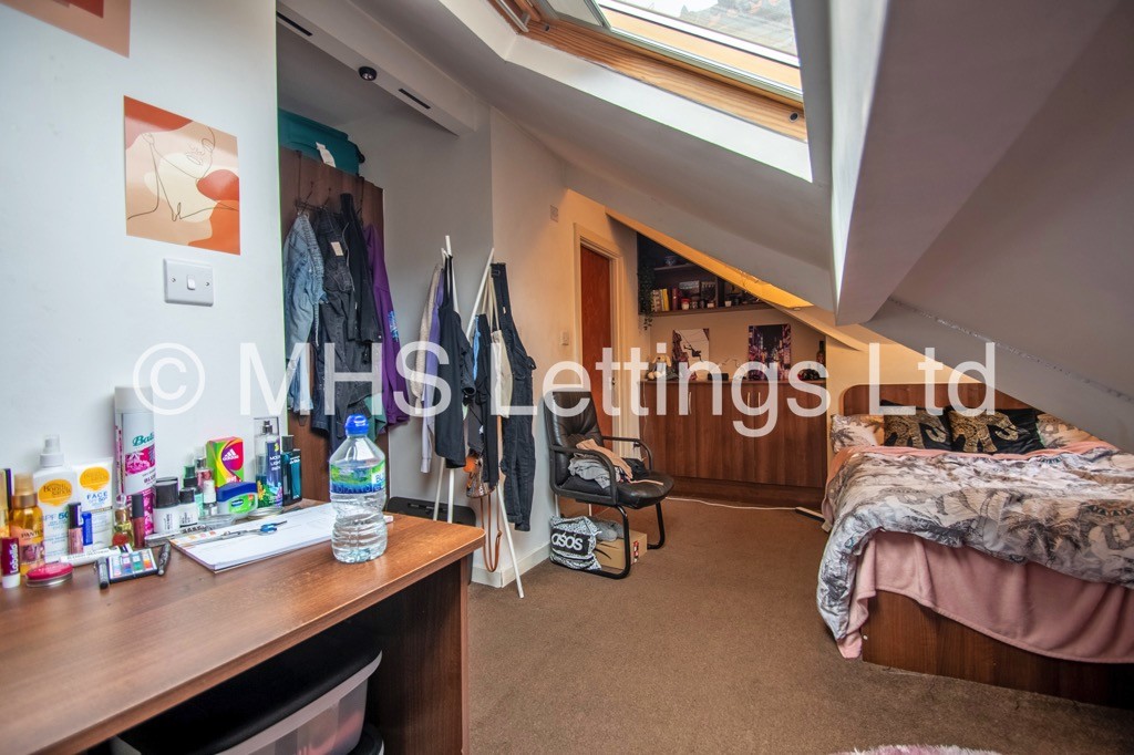 Photo of 4 Bedroom Mid Terraced House in 6 Pearson Avenue, Leeds, LS6 1JA