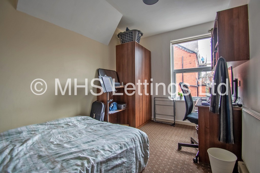 Photo of 4 Bedroom Mid Terraced House in 6 Pearson Avenue, Leeds, LS6 1JA