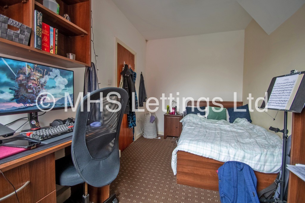 Photo of 4 Bedroom Mid Terraced House in 6 Pearson Avenue, Leeds, LS6 1JA