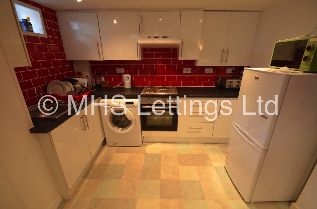 Photo of 4 Bedroom Mid Terraced House in 6 Pearson Avenue, Leeds, LS6 1JA