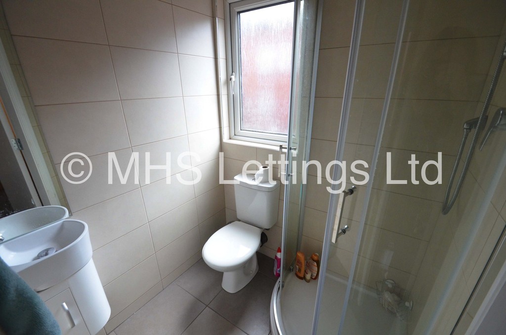 Photo of 6 Bedroom Mid Terraced House in 8 Winfield Terrace, Leeds, LS2 9BD