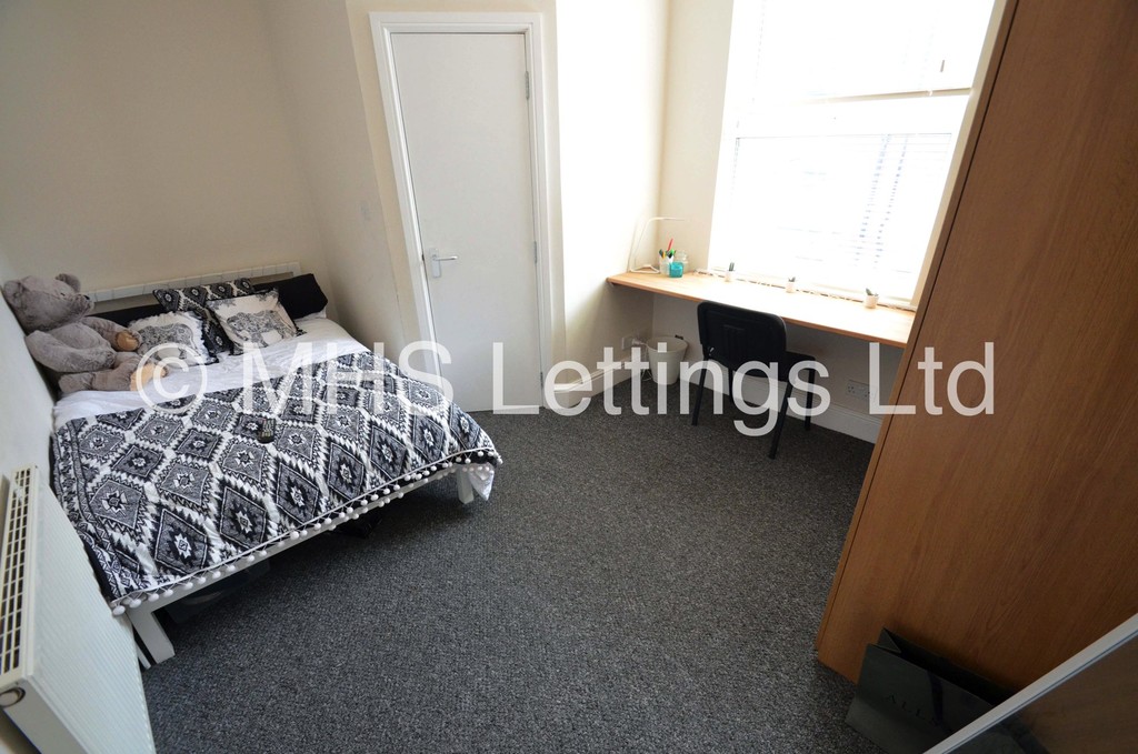 Photo of 6 Bedroom Mid Terraced House in 8 Winfield Terrace, Leeds, LS2 9BD