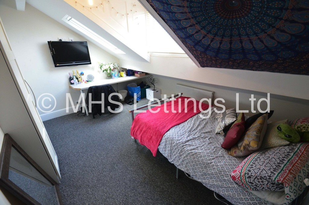 Photo of 6 Bedroom Mid Terraced House in 8 Winfield Terrace, Leeds, LS2 9BD