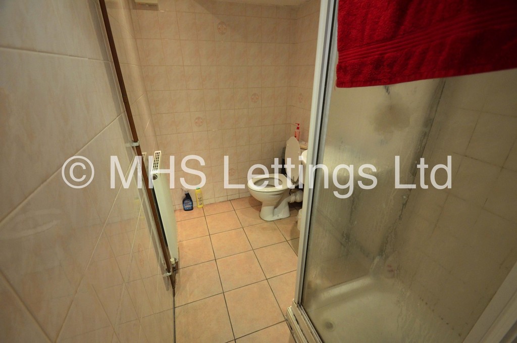 Photo of 6 Bedroom Mid Terraced House in 8 Winfield Terrace, Leeds, LS2 9BD