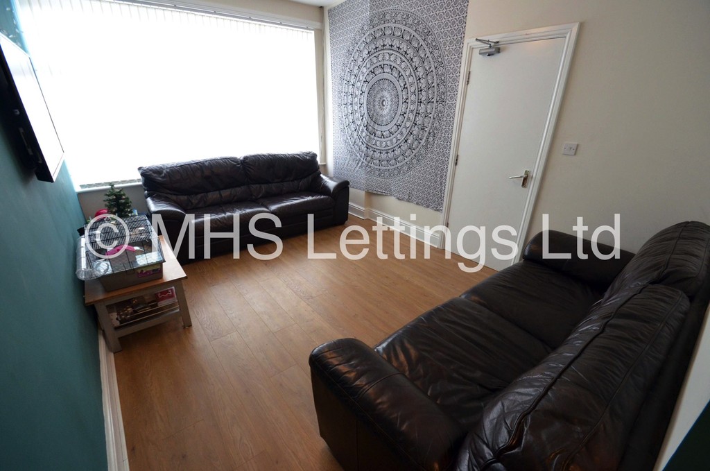 Photo of 6 Bedroom Mid Terraced House in 8 Winfield Terrace, Leeds, LS2 9BD