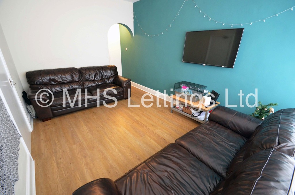 Photo of 6 Bedroom Mid Terraced House in 8 Winfield Terrace, Leeds, LS2 9BD