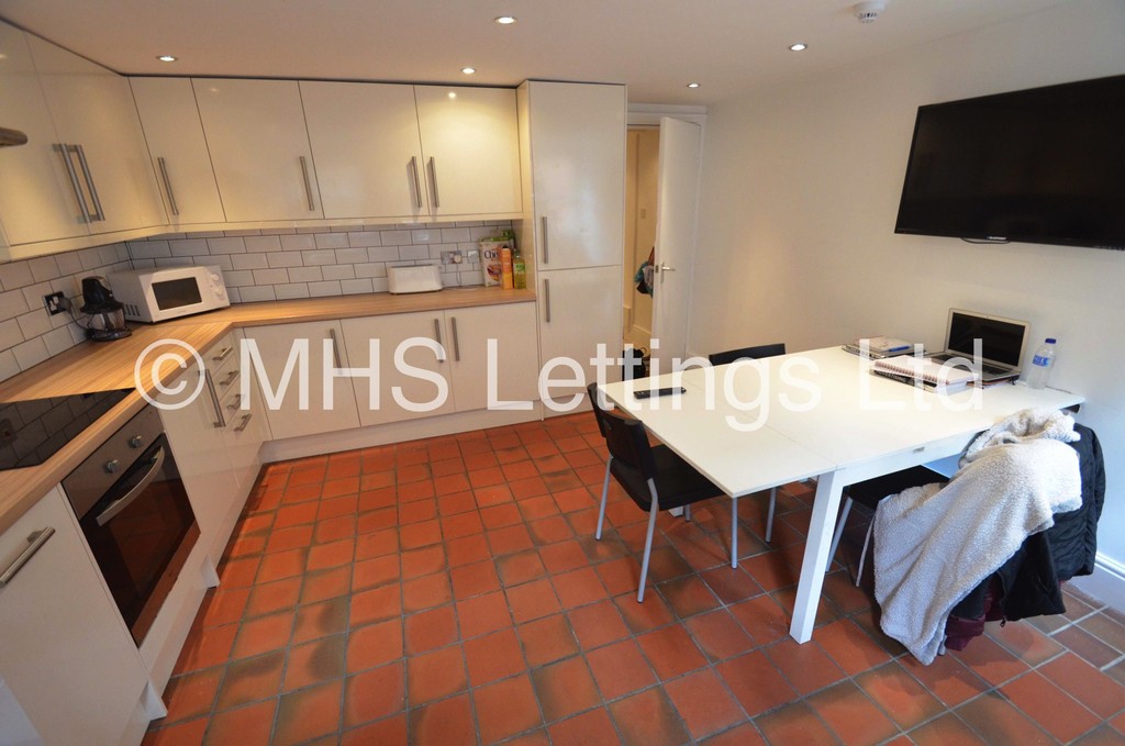 Photo of 6 Bedroom Mid Terraced House in 8 Winfield Terrace, Leeds, LS2 9BD