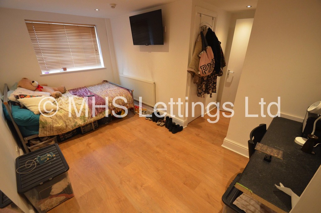 Photo of 6 Bedroom Mid Terraced House in 8 Winfield Terrace, Leeds, LS2 9BD