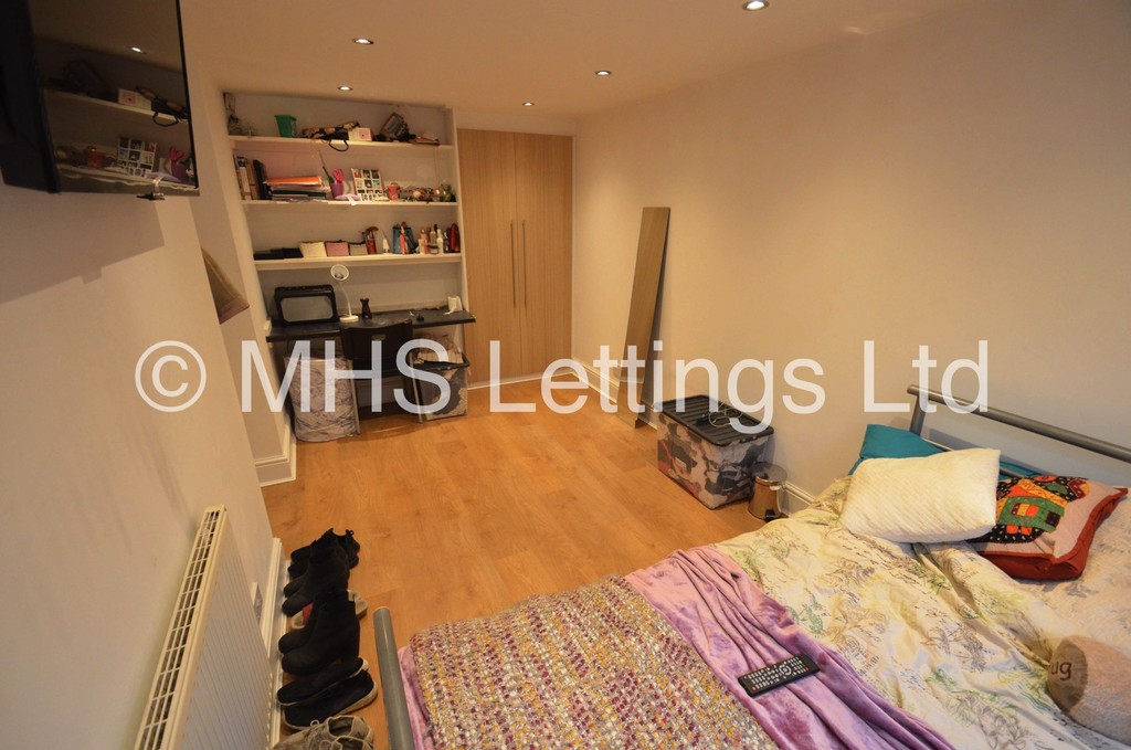 Photo of 6 Bedroom Mid Terraced House in 8 Winfield Terrace, Leeds, LS2 9BD