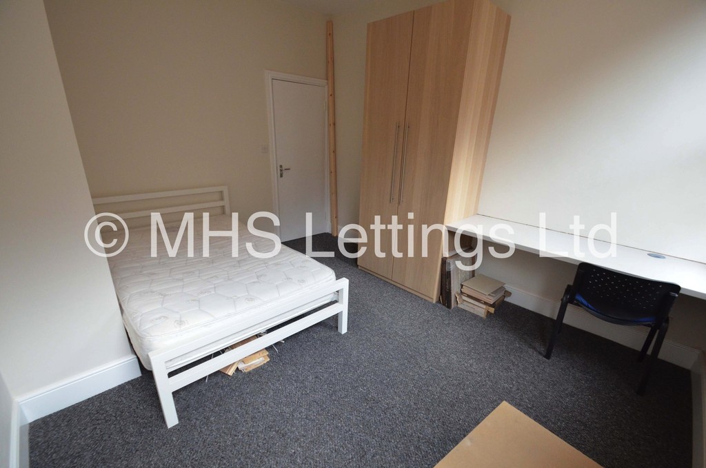 Photo of 6 Bedroom Mid Terraced House in 8 Winfield Terrace, Leeds, LS2 9BD