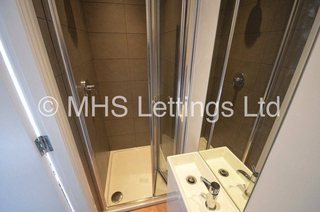 Photo of 6 Bedroom Mid Terraced House in 8 Winfield Terrace, Leeds, LS2 9BD