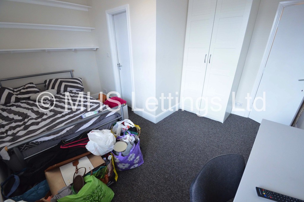 Photo of 6 Bedroom Mid Terraced House in 8 Winfield Terrace, Leeds, LS2 9BD