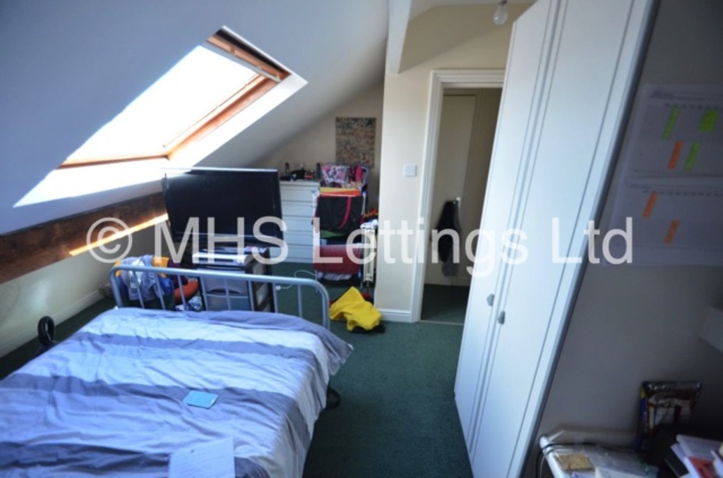 Photo of 6 Bedroom Mid Terraced House in 15 Stanmore Road, Leeds, LS4 2RU