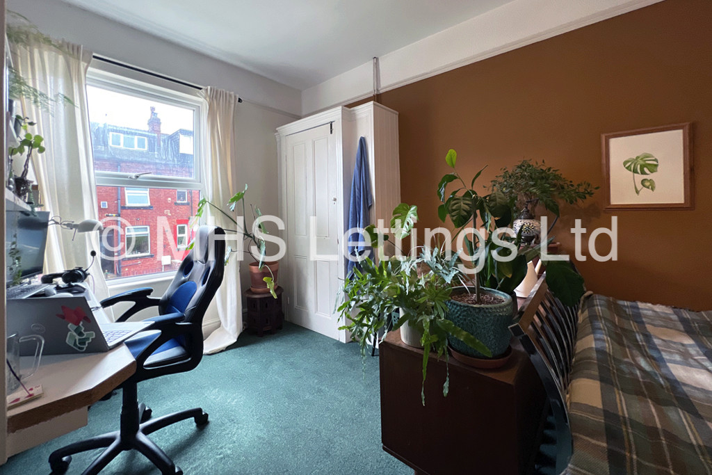 Photo of 6 Bedroom Mid Terraced House in 15 Stanmore Road, Leeds, LS4 2RU