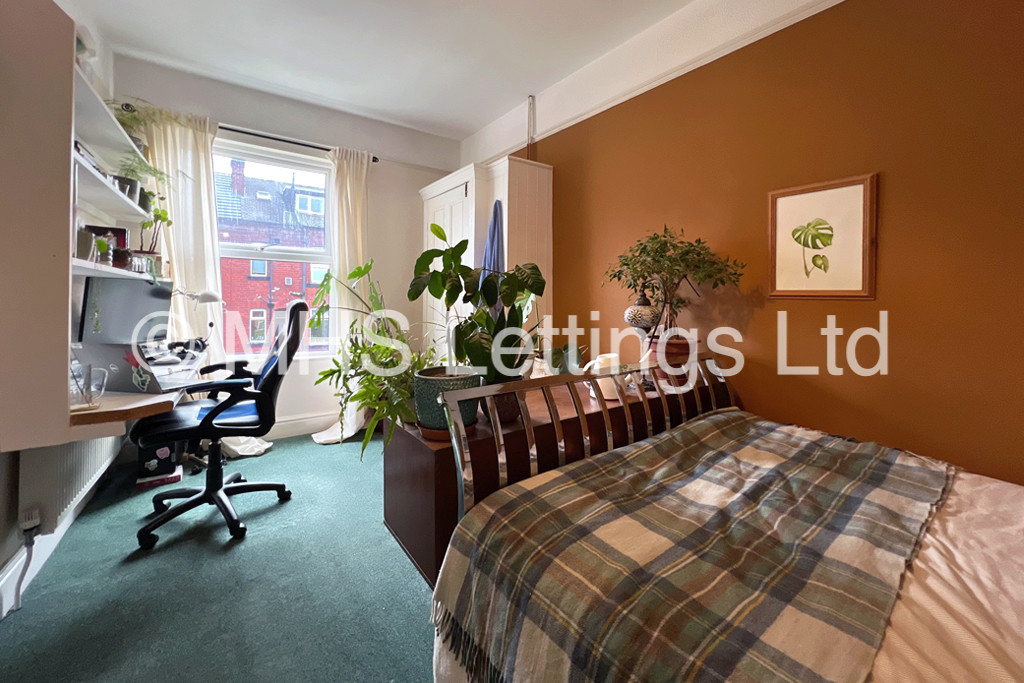 Photo of 6 Bedroom Mid Terraced House in 15 Stanmore Road, Leeds, LS4 2RU